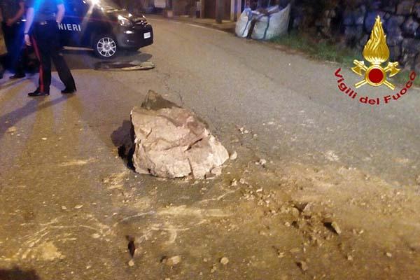 Massi per la strada a Veglio