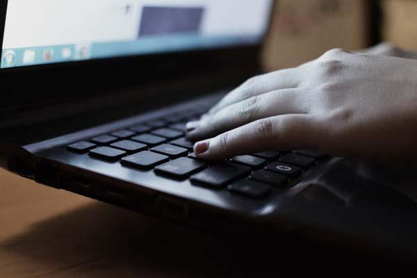 Ricattato per le foto osé online