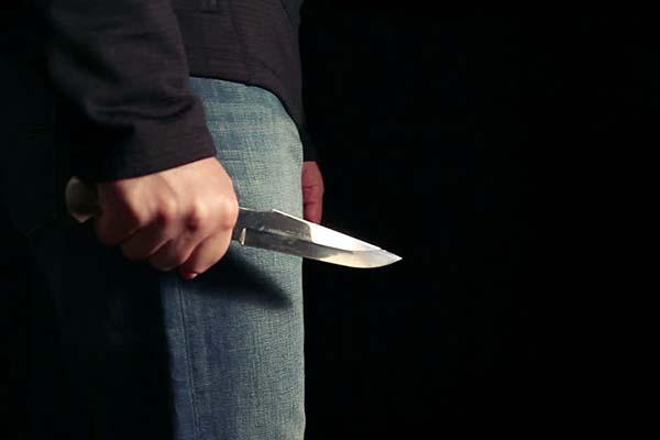 Minaccia la madre con coltello, scatta la denuncia