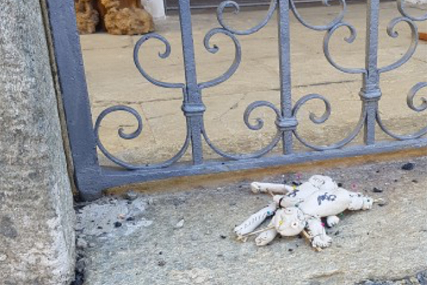 Bamboline voodoo: a Zimone scoppia la polemica