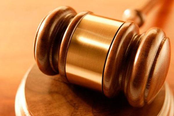 Botte alla moglie e al figlio piccolo: patteggia 20 mesi