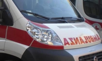 Donna si butta dal muraglione di via Cernaia