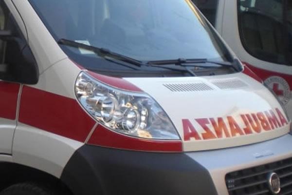 Dopo l’incidente in auto donna si sente male