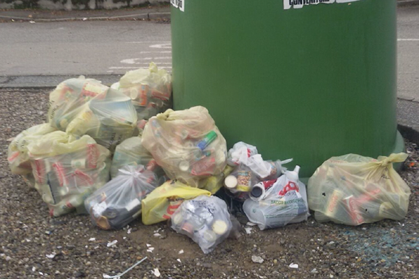 Getta la spazzatura sul marciapiede