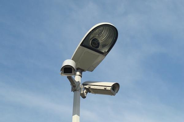 Tampona un’auto e scappa ma viene rintracciata grazie alle telecamere