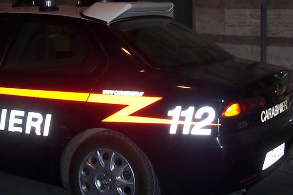Anziano vuole uscire a tutti i costi di casa, badante chiama i carabinieri