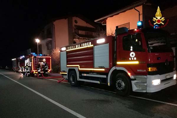 Incendio in una casa, famiglia sfollata