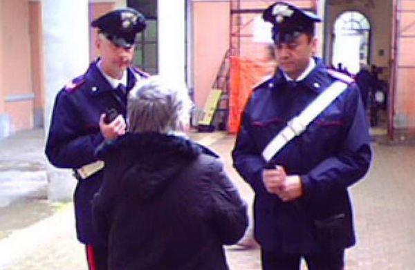 «Dobbiamo controllare l’acqua» e le rubano i gioielli