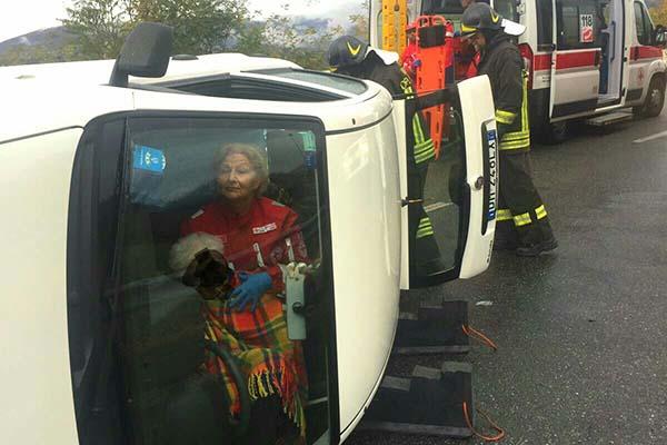 Donna si capotta con l’auto