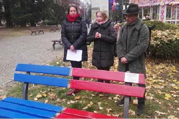 Inaugurata ai giardini Zumaglini la panchina “antiviolenza”