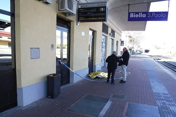 S’accascia e muore in stazione