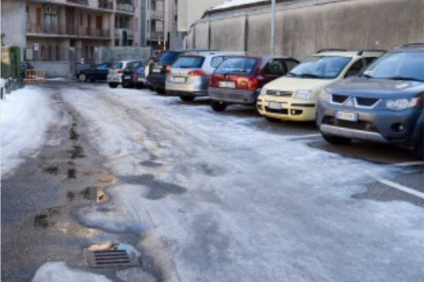 Ghiaccio nei parcheggi, è polemica