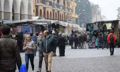 Il mercatino di Natale “a invito” fa litigare gli ambulanti