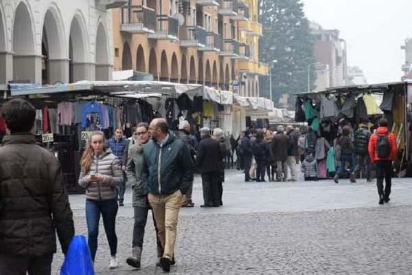 Il mercatino di Natale “a invito” fa litigare gli ambulanti