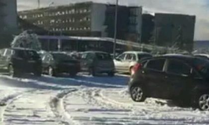 Parcheggio ospedale con neve e ghiaccio, almeno dieci le cadute