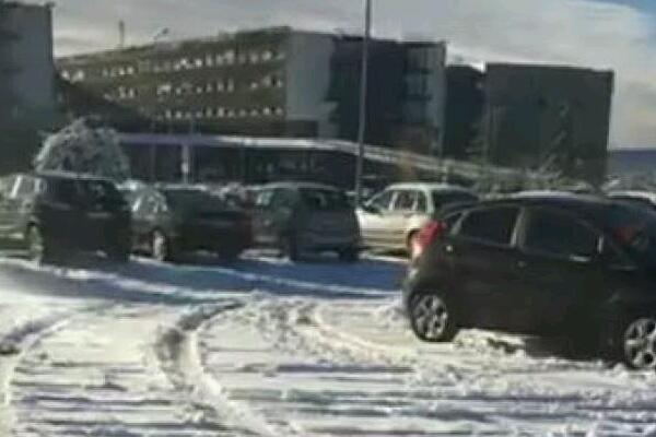 Parcheggio ospedale con neve e ghiaccio, almeno dieci le cadute
