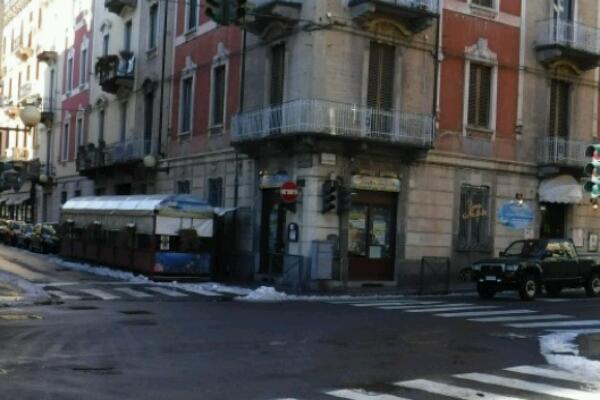 Scappa e trascina con l’auto un poliziotto