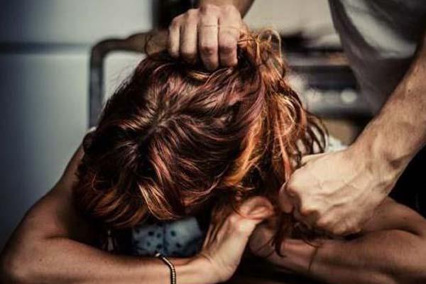 Insulti e lesioni alla dipendente d’azienda