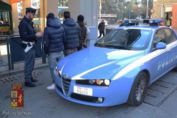 Vede gli agenti, getta la droga