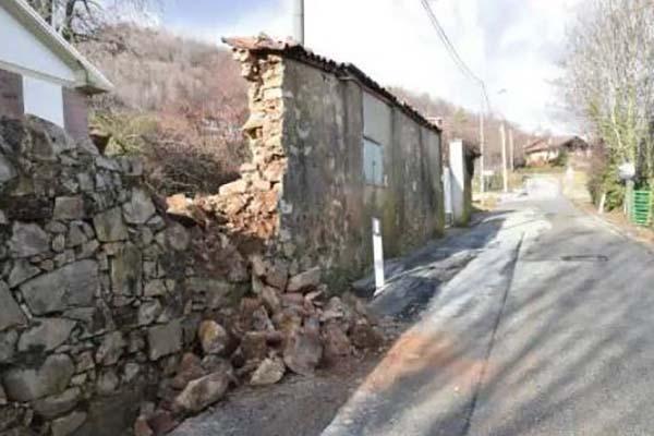 Voragini in strada, auto danneggiate