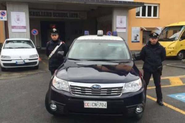 Fa scappare i ladri da remoto collegandosi con il microfono della telecamera davanti a casa