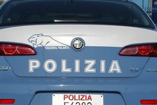 Richiedente asilo molesta donna poi si scaglia contro i poliziotti