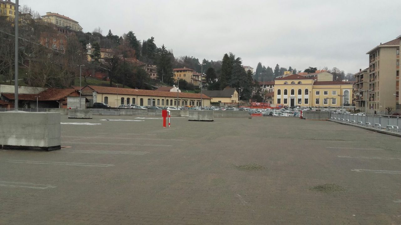 Parcheggio funicolare funzionante a inizio aprile