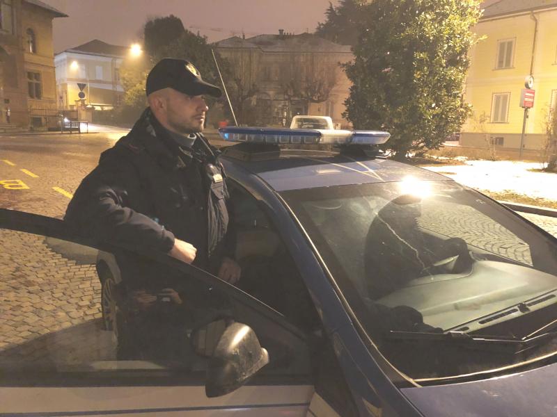 Il poliziotto salva dalla caduta l’anziano bersagliere