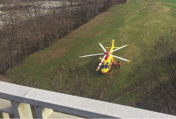 Donna cade dal ponte: “Così ho tentato di salvarla”