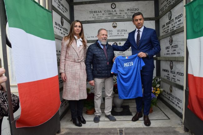 In visita alla tomba di Vittorio Pozzo, Alessandro Costacurta consegna un maglia azzurra al nipote Piervittorio e al sindaco di Ponderano Elena Chiorino (Foto Corrado Sartini)