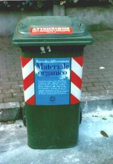 Trova un cane morto nel bidone dei rifiuti