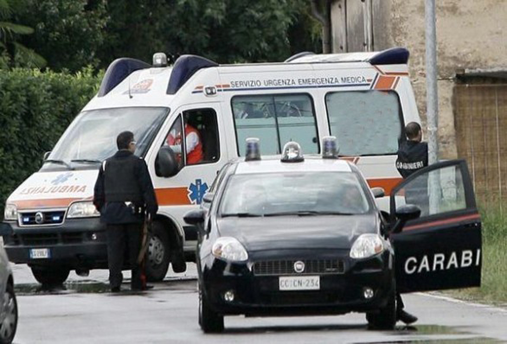 Donna finisce con l’auto nel fosso