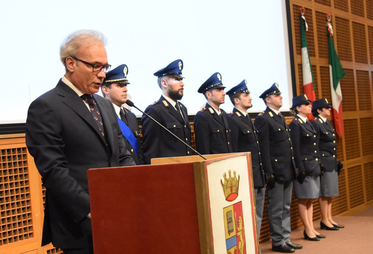 Il Questore: “Cretino chi guida e guarda lo spartphone”