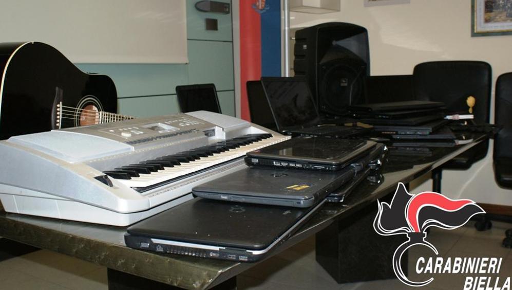 Rubano computer da una scuola e derubano gli alpini: in cella