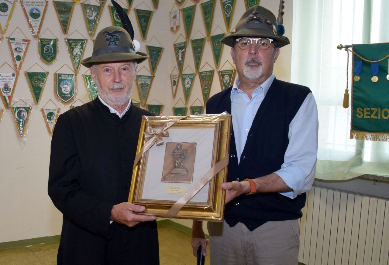 Don Remo premiato dai “suoi” alpini