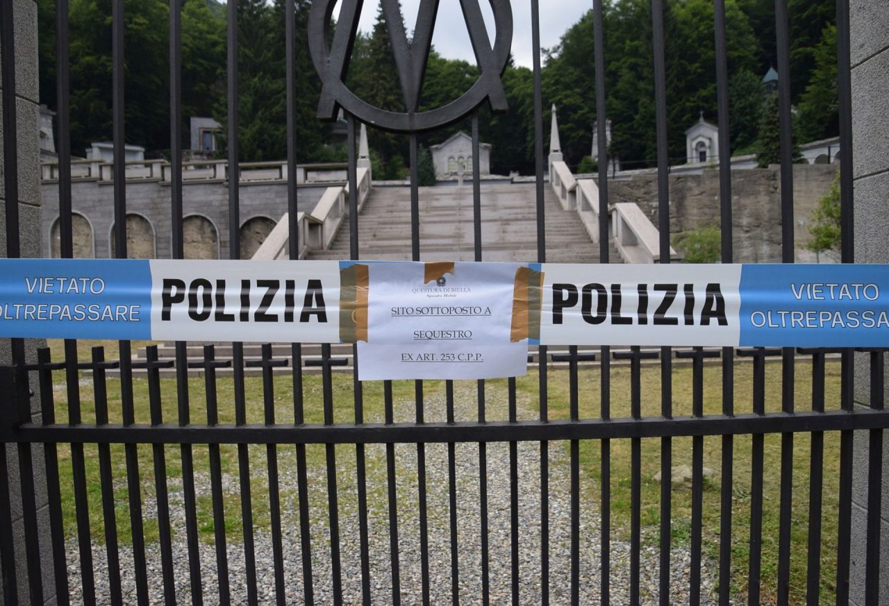 Tombe profanate a Oropa. Il Santuario: “Prendete i vili responsabili”