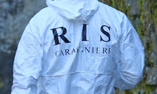Suicidio o “aiuto”? i Ris cercano tracce dello sparo