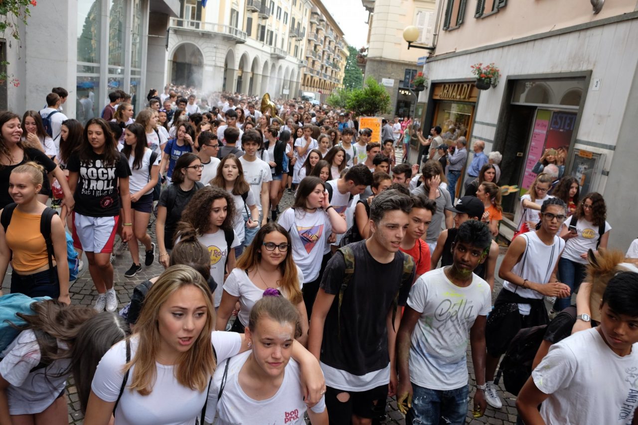 Festa studenti per l’ultimo giorno di scuola VIDEO