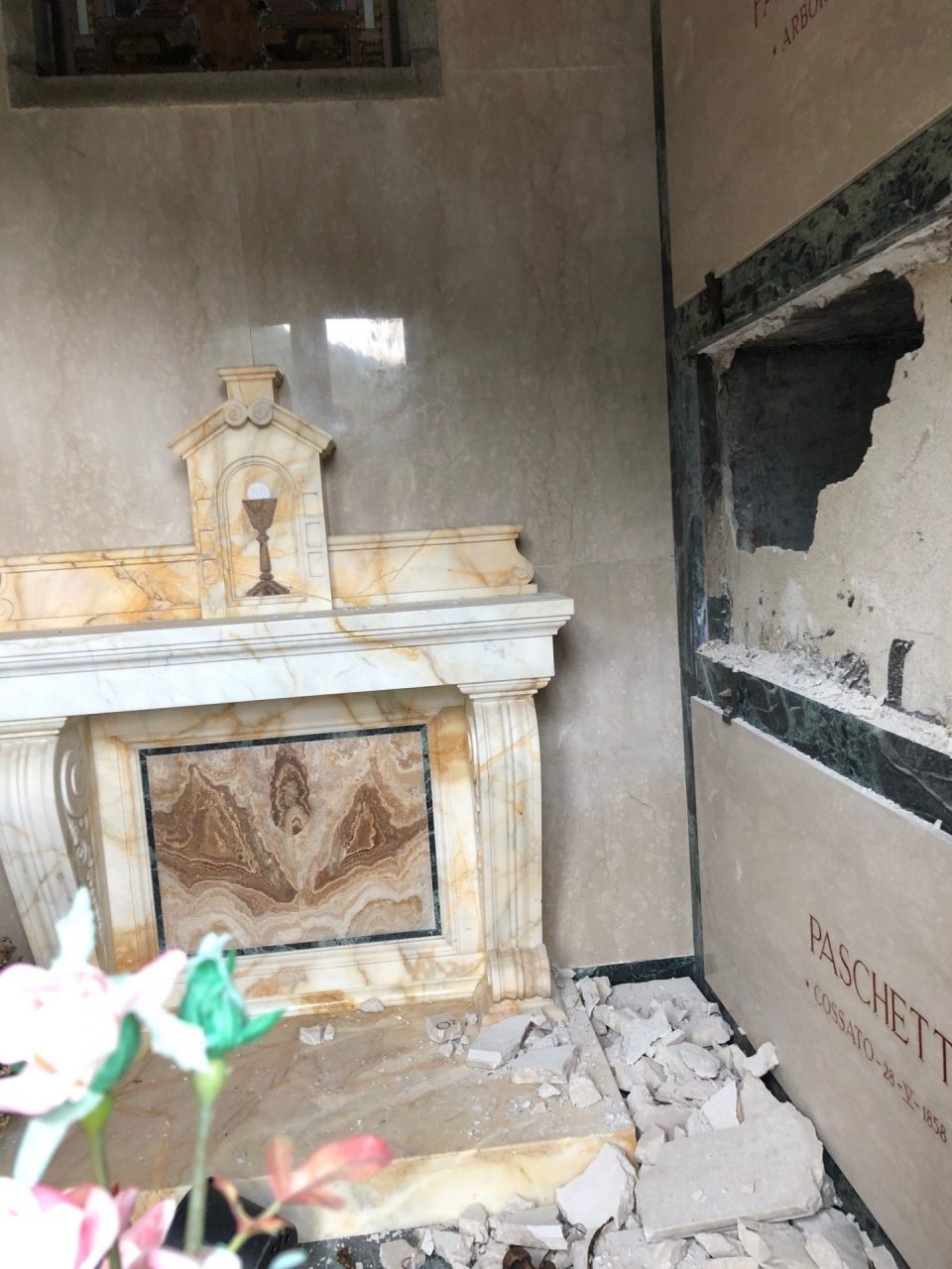 Satanisti profanano sette cappelle nel cimitero di Oropa