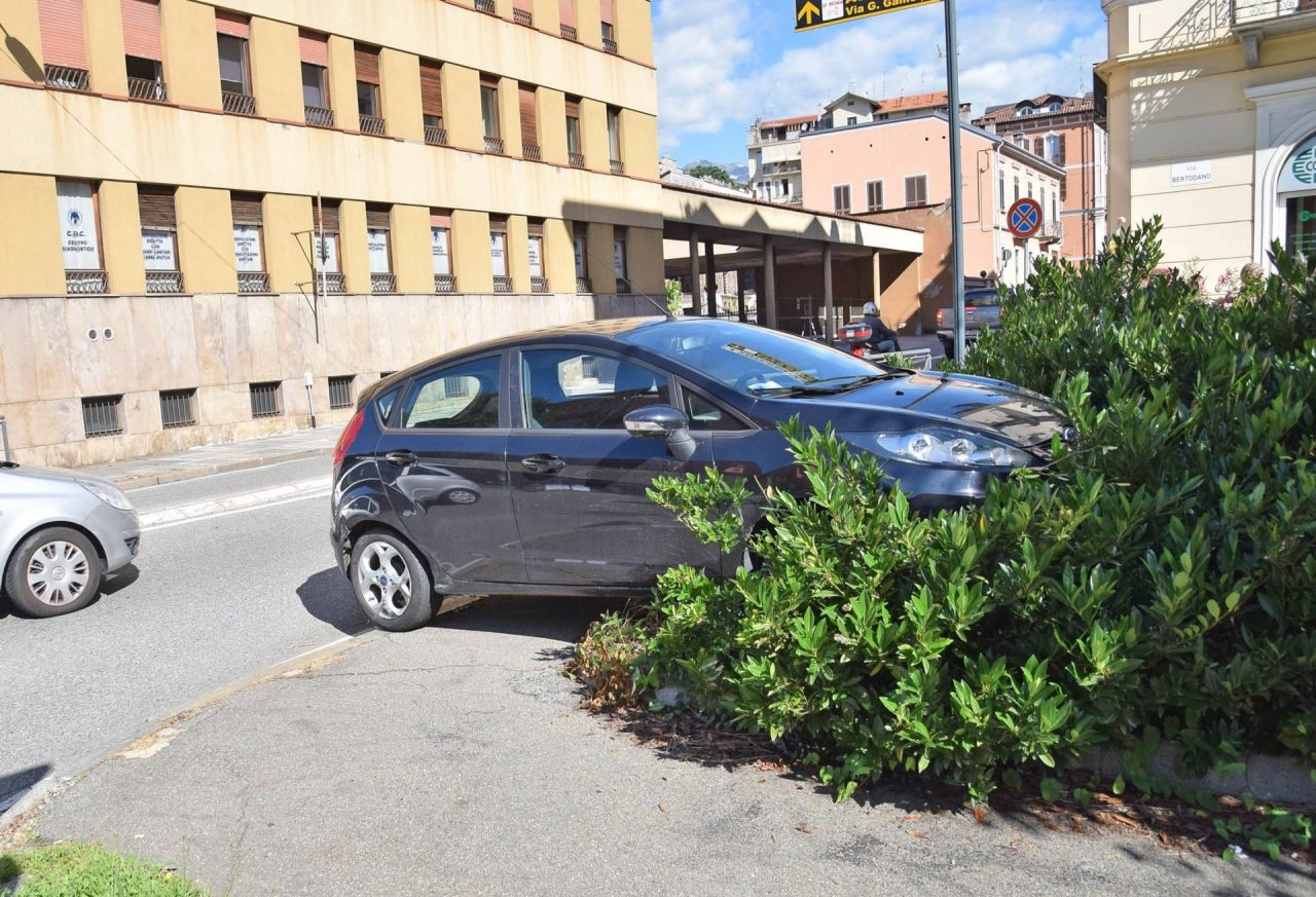 Incidente all’incrocio, auto finisce in un’aiuola