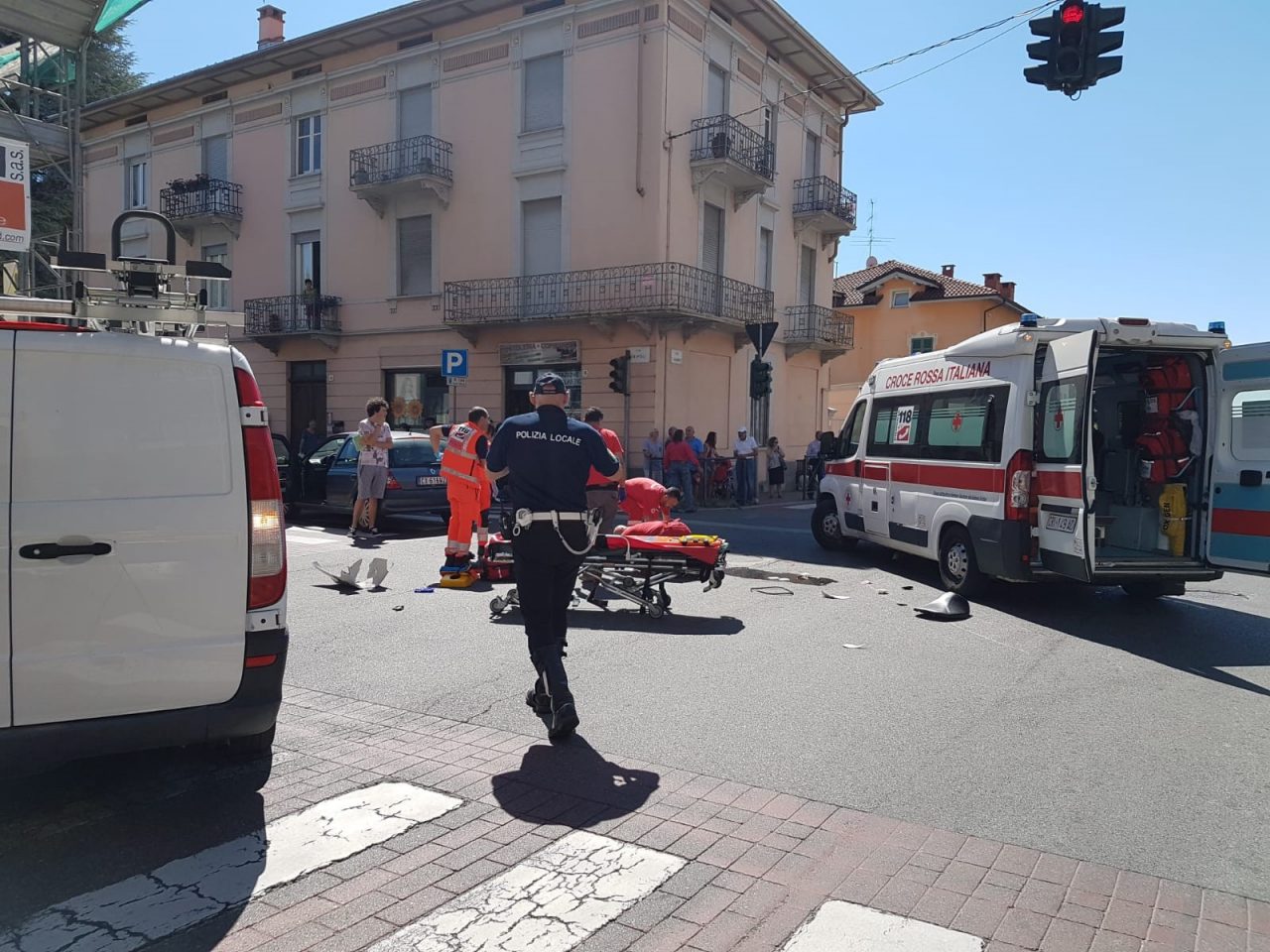 Scontro auto e scooter, ferita una pensionata
