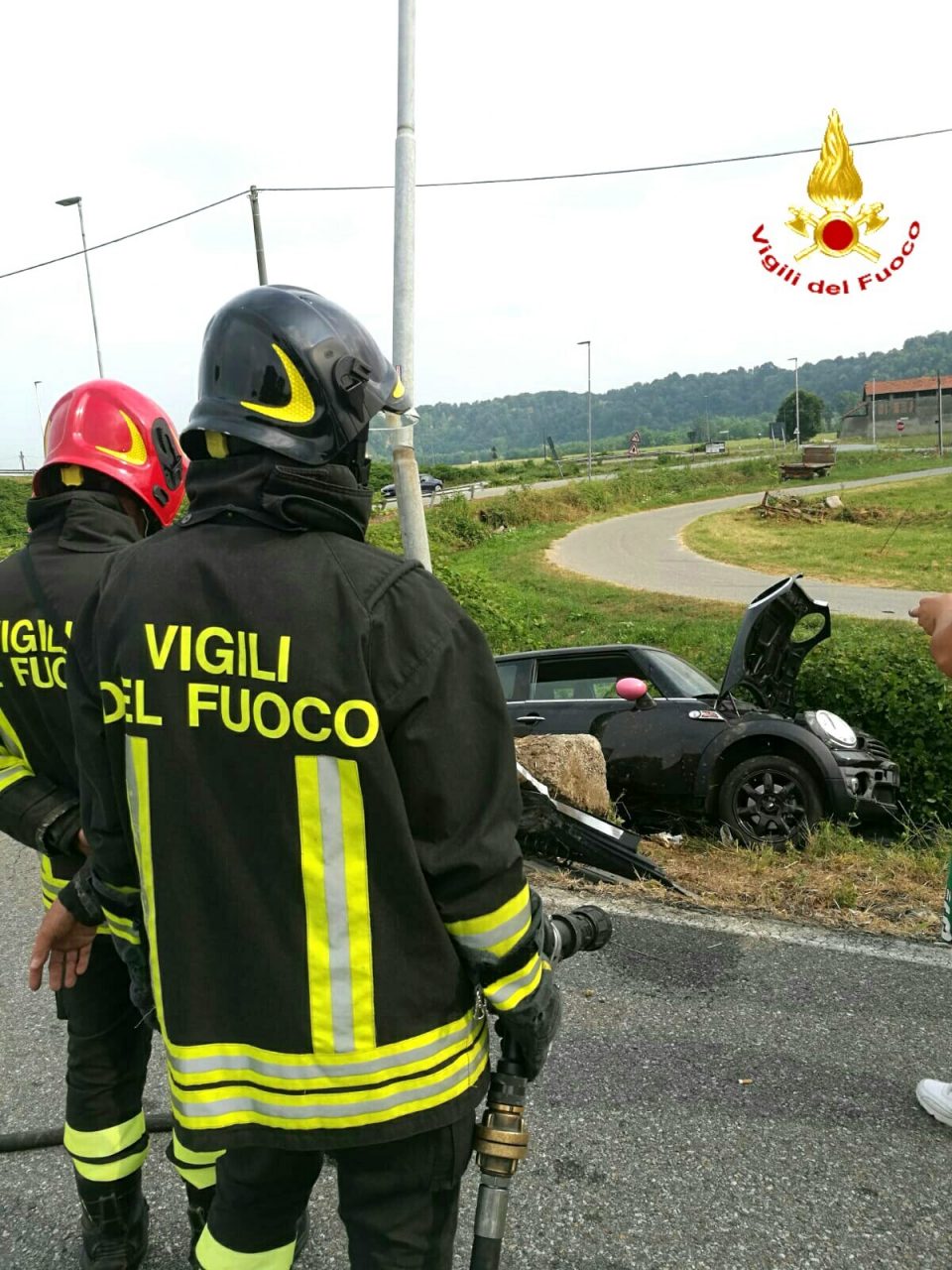 Provoca un incidente poi scappa: caccia al pirata della strada