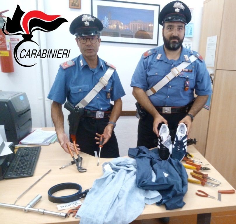 Ruba capi d’abbigliamento: visto e arrestato