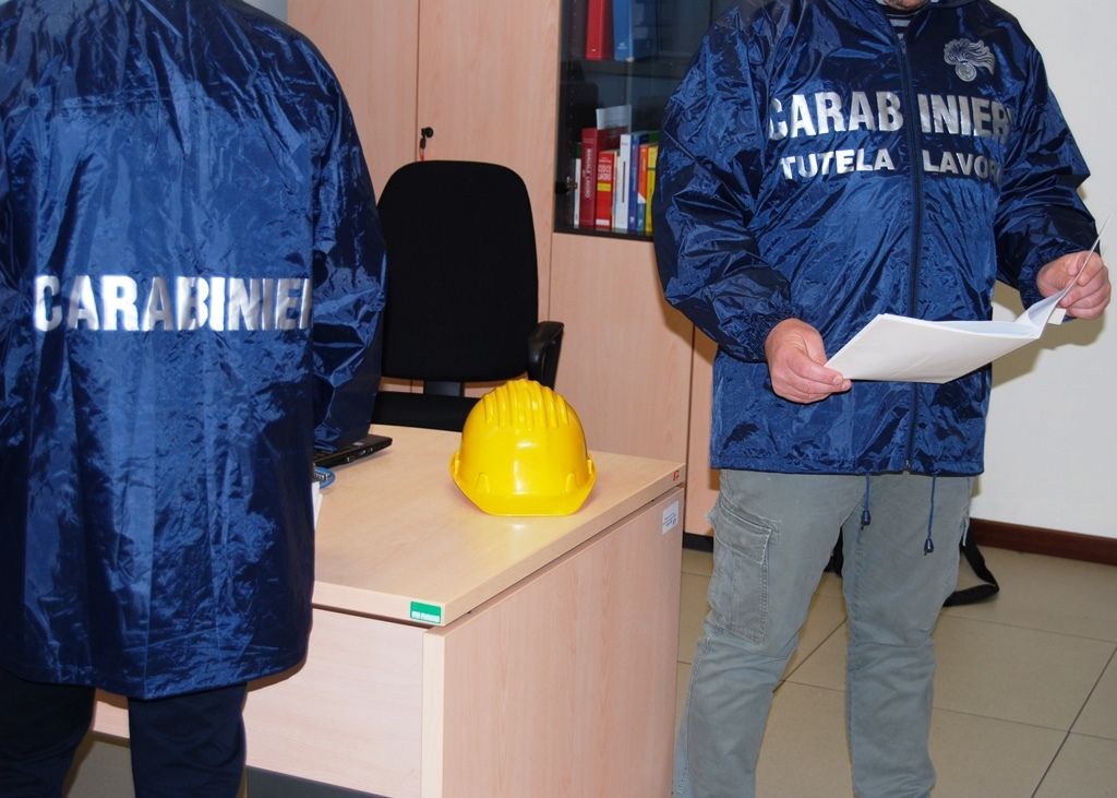 Appalto irregolare, tre lavoratori in nero in un bar gelateria