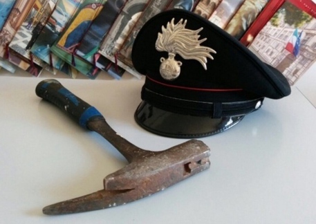 Suocero colpisce a martellate in testa il genero