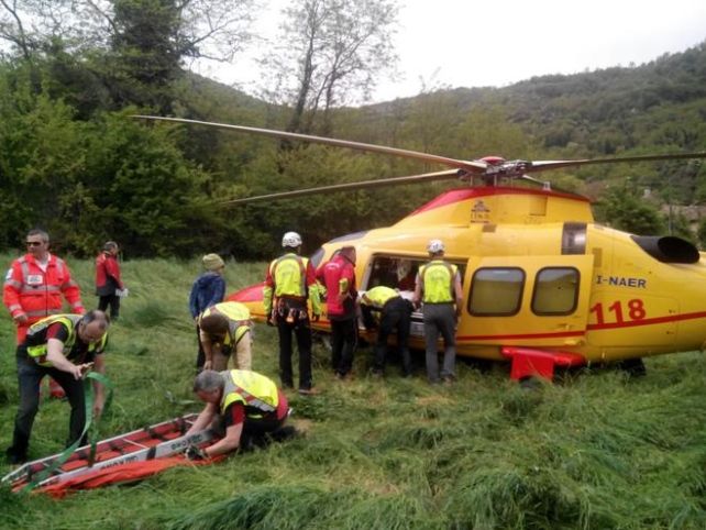 Schiacciati dal trattorino e dai massi: in due gravi