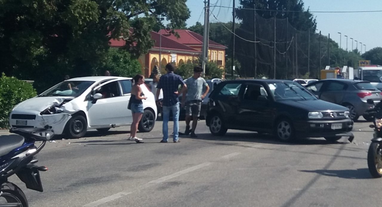 Feriti nell’incidente fra tre auto in via Rondolino a Cavaglià