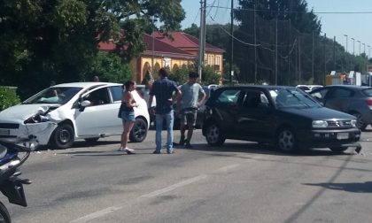 Feriti nell'incidente fra tre auto in via Rondolino a Cavaglià