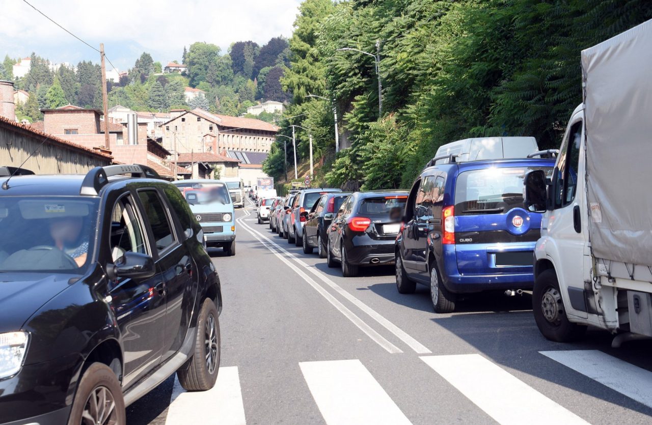 Asfaltature in città, traffico in tilt a Chiavazza FOTO