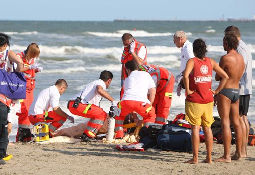 Annega in mare a Riccione, per ora stop ai funerali